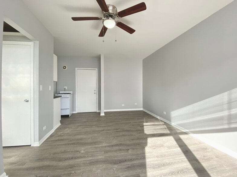 Building Photo - 4031 N Kenmore Ave