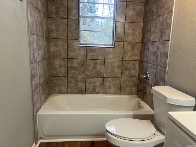 Building Photo - 225 Laurel St