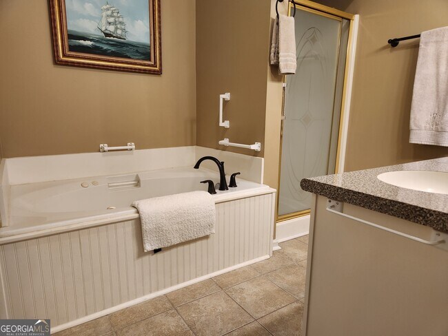 Building Photo - 1015 Holly Dr