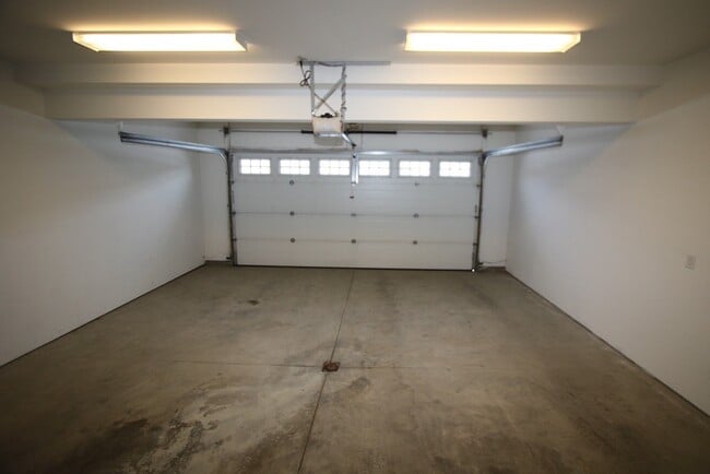 Building Photo - 3 Bedroom Condo close to JBER!