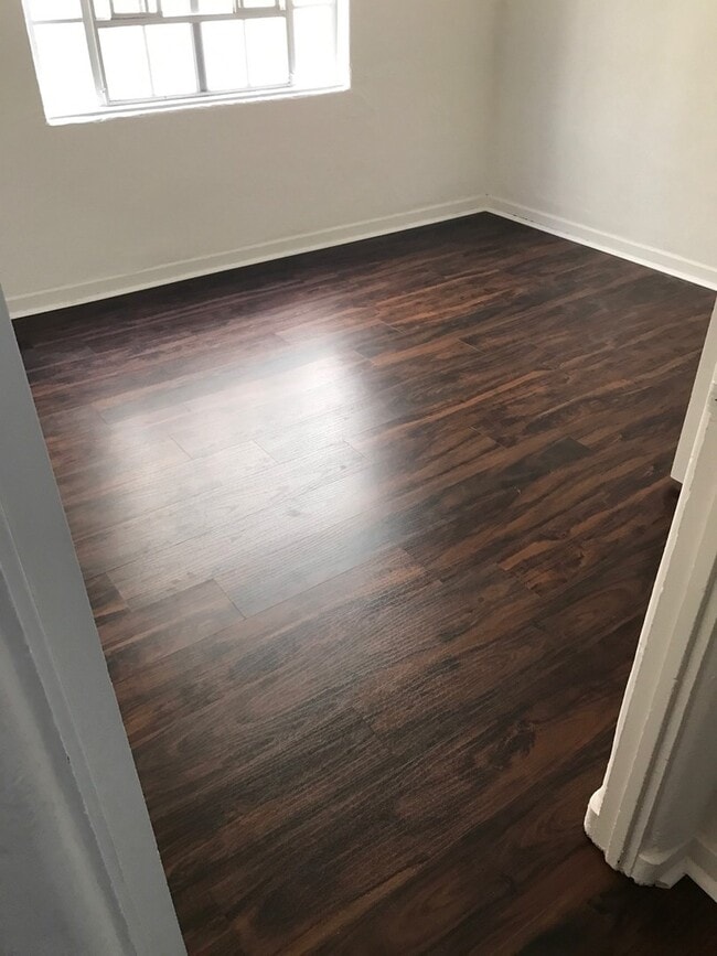 Building Photo - Charming 2bd/1ba Lower Unit Near Beach and Second Street!