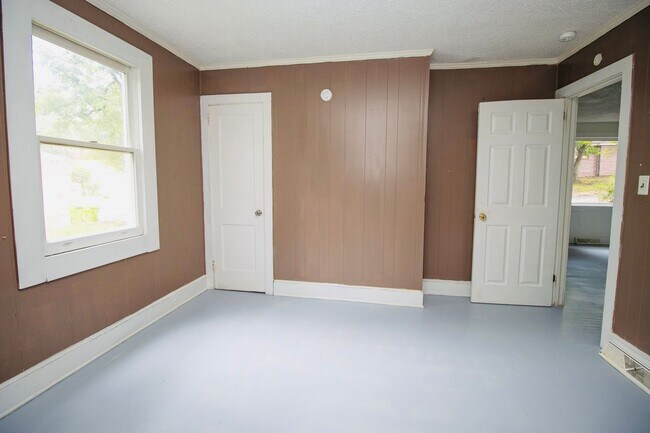 Building Photo - Charming 3 Bed, 1 Bath - Available Now!