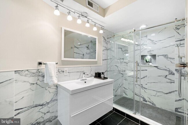 Building Photo - 444 Poplar St