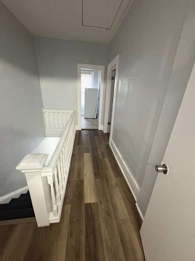 Building Photo - 140 E 5th St