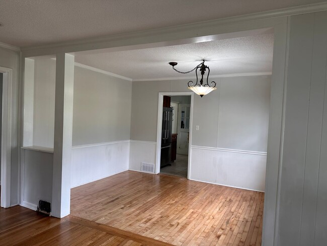 Building Photo - 2 Bedroom One Story Home on Over an Acre Lot