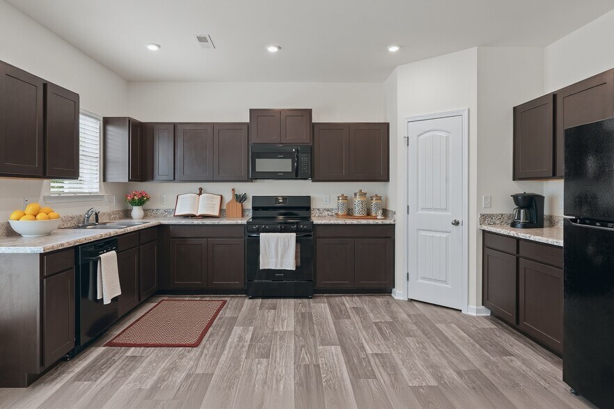 Building Photo - 827 Biltmore Dr