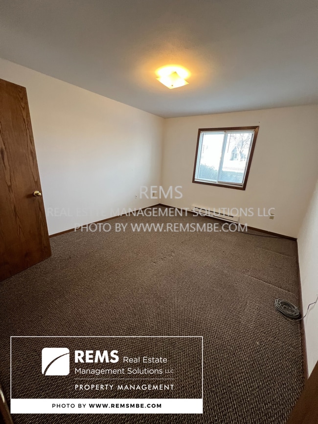 Building Photo - 564 E Slifer St