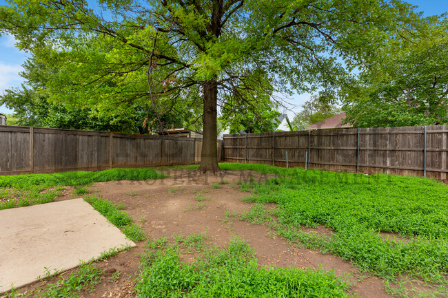 Building Photo - 117 S Lark Ln