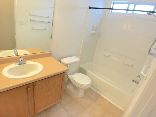 Building Photo - Spacious 3BR/2BA Home in Ventana Ranch wit...