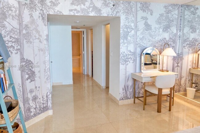 Building Photo - 1717 N Bayshore Dr