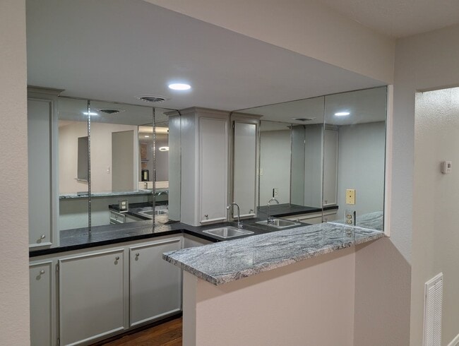 Building Photo - 3258 Continental Dr