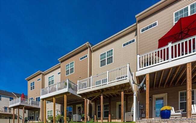 Building Photo - 3 level townhouse (newer construction) in Jefferson Place Community available early June!
