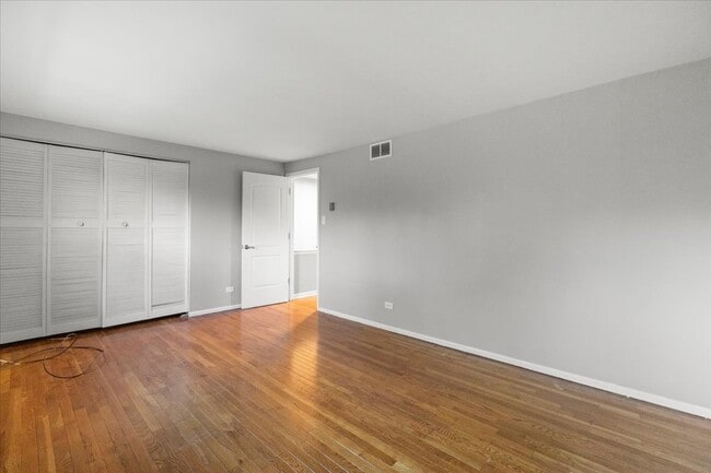 Building Photo - 1S239 Stratford Ln