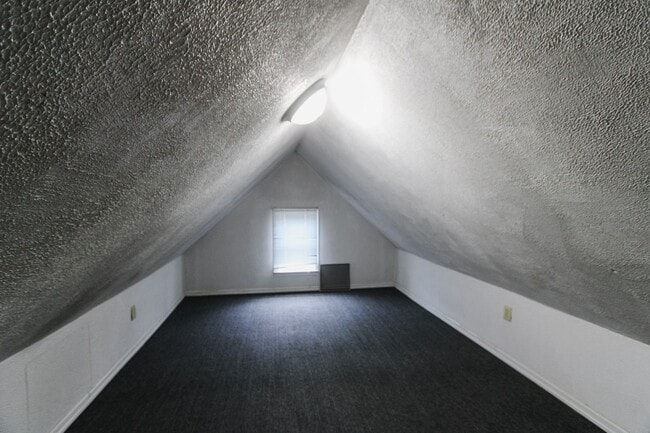 Building Photo - Preleasing for August 2026! 3 Bedroom, 1 bathroom, Pet-Friendly with In-Unit Washer & Dryer!