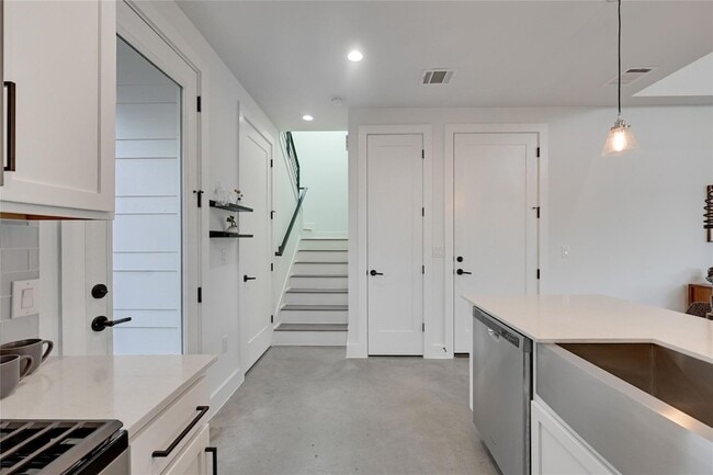 Building Photo - 1208 Walnut Ave