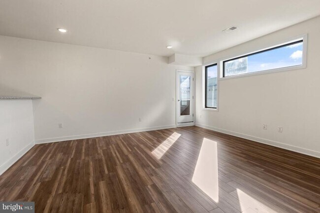 Building Photo - 2411 Kensington Ave
