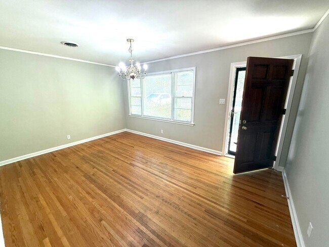 Building Photo - ** 3 bed 1 bath located in Forest Hills ** Call 334-366-9198 to schedule a self showing