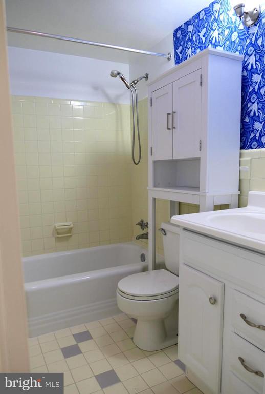 Building Photo - 6631 Wakefield Dr