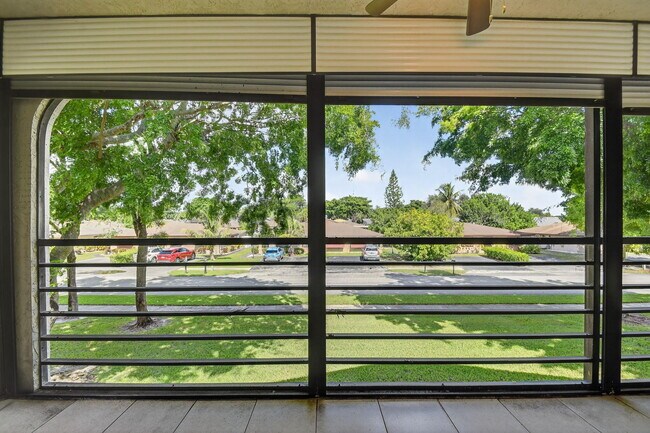 Building Photo - 5040 Rose Hill Dr