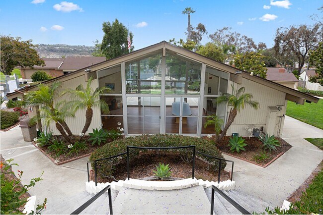 Building Photo - Updated Townhome in El Camino Club Estates!