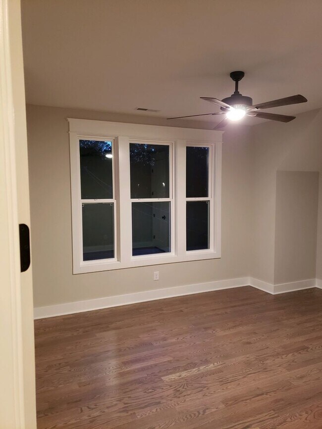 Building Photo - Charming 3-Bedroom, 2.5-Bath Home in Prime Downtown Nashville Location