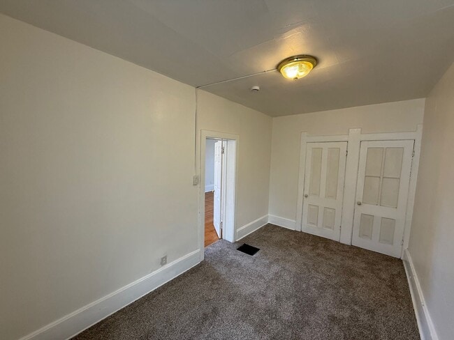 Building Photo - 1 Large Bedroom Lower Level Duplex in the heart of Brady Street.