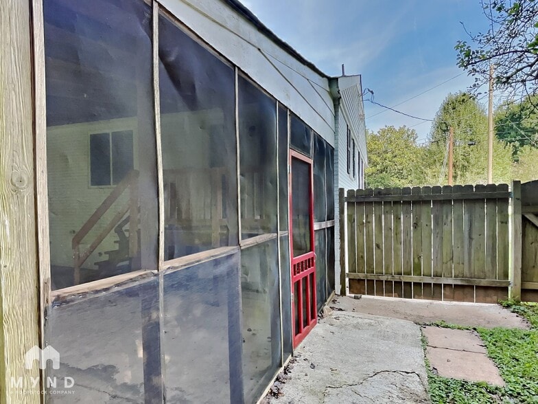 Building Photo - 742 Quaker St SW