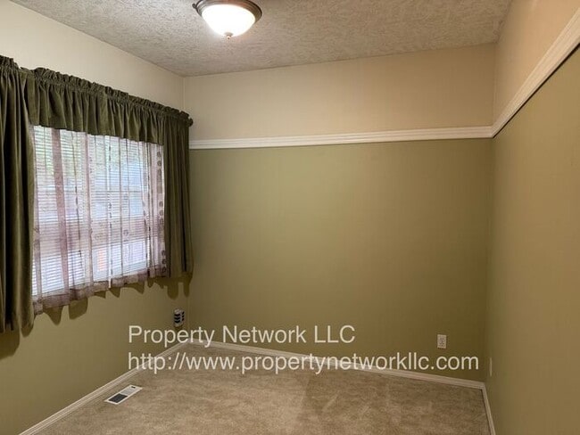 Building Photo - Outstanding 3 Bedroom Fairview Home