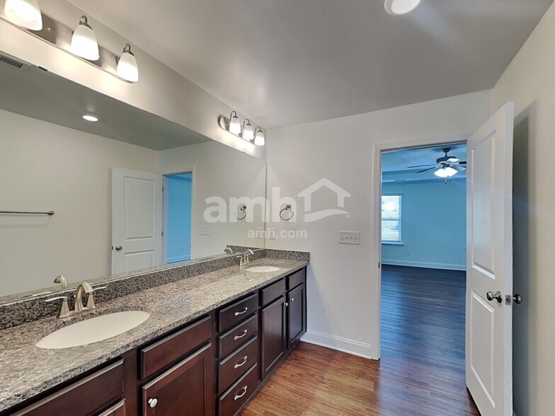 Building Photo - 145 Twin River Dr