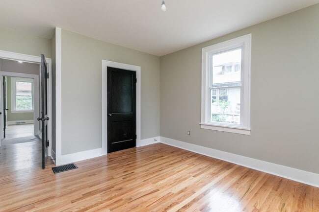Building Photo - Recently Renovated Central Columbia Bungalow!