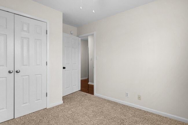 Building Photo - 3817 Roscommon Way