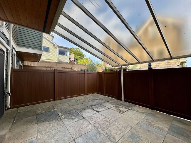 Building Photo - Queen Anne Townhome