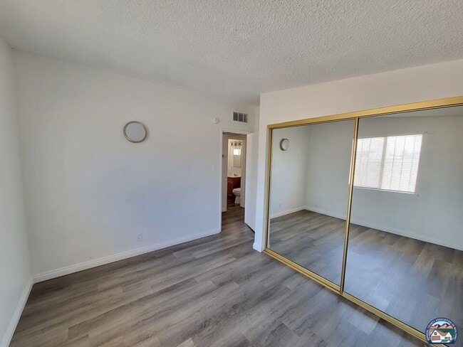 Building Photo - 987 J St