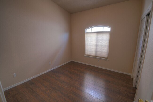 Building Photo - 908 Tumulus Dr NW
