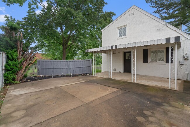Building Photo - Stunning 3 bedroom home in Duquesne availa...