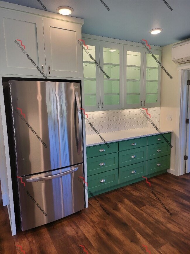 Building Photo - STATUS *RENTED* | R207 | $2095  *** MOVE IN SPECIAL ****