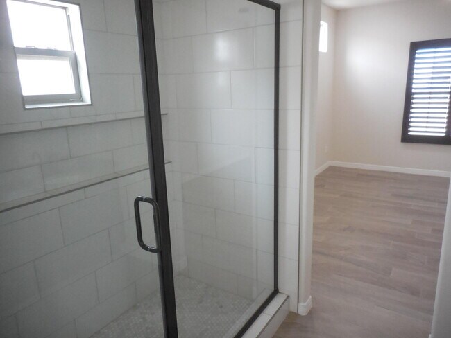 Building Photo - 213 Epsom Dr