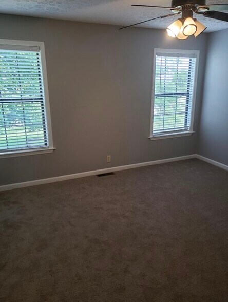 Building Photo - 445 Claircrest Dr