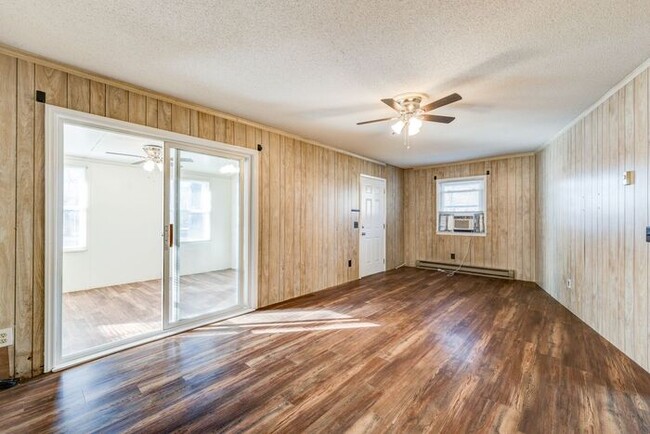 Building Photo - Colfax - Charming house with new flooring,...