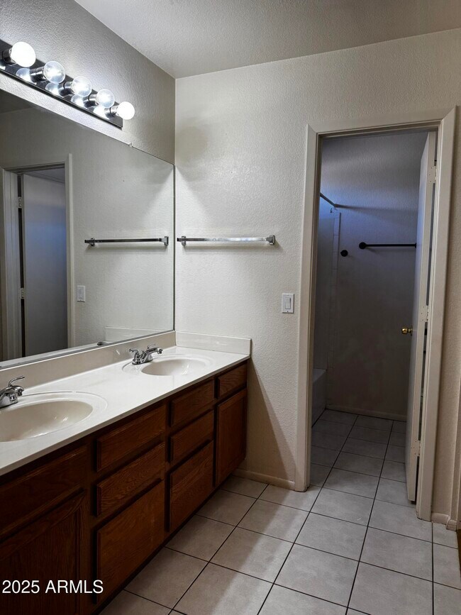 Building Photo - 10830 W Diana Ave