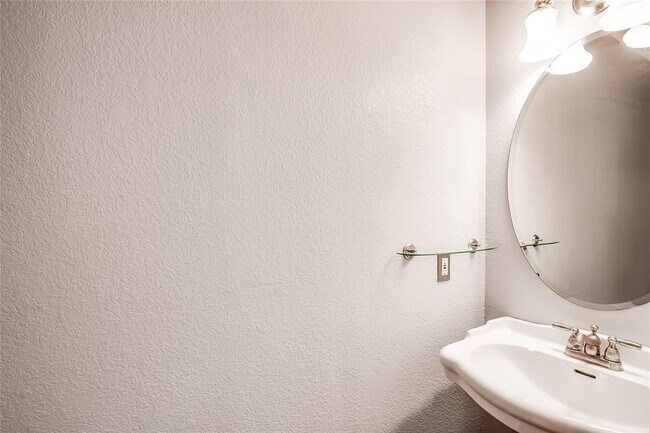 Building Photo - 1204 Mathias St