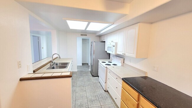Building Photo - 2 bed/ 1 bath with big Backyard in Escondido