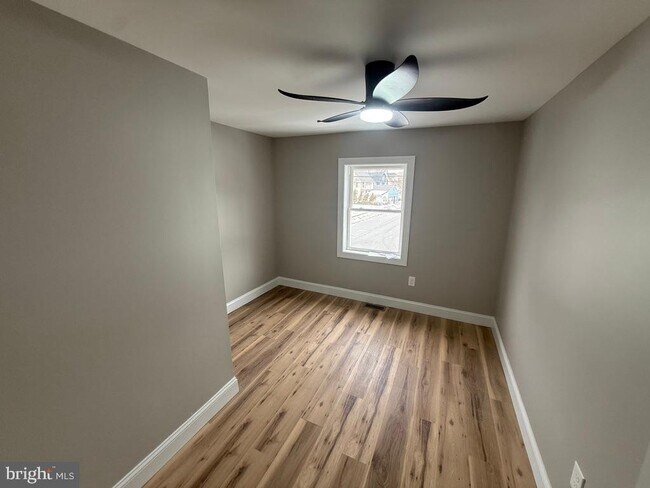 Building Photo - 111 E Barber Ave