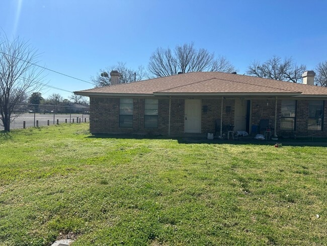 Building Photo - REFRESHED HALF DUPLEX IN IRVING!!