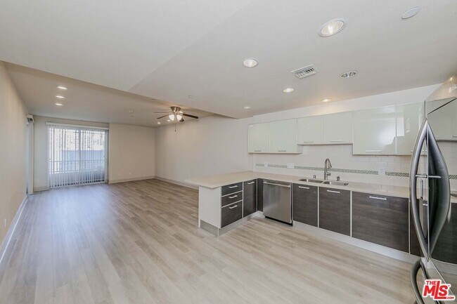 Building Photo - 848 Irolo St
