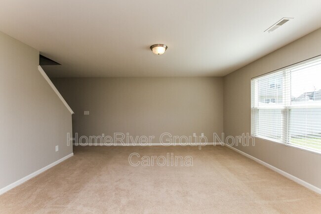 Building Photo - 213 Valerie Dr