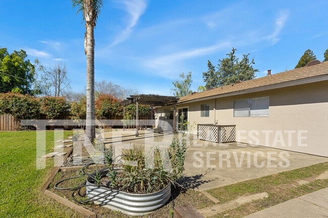 Building Photo - 9024 Leatham Ave