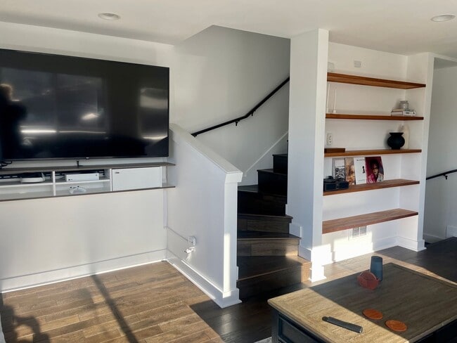 Building Photo - Welcome Home 2b/1ba Sun Drenched Townhome - West Seattle Fauntleroy Neighborhood