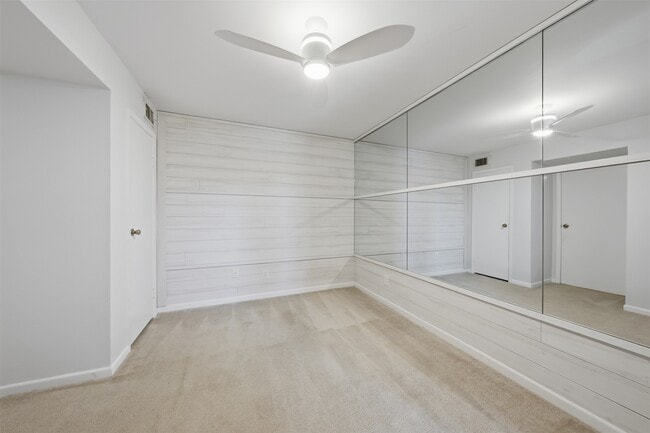 Building Photo - 10855 Meadowglen Ln