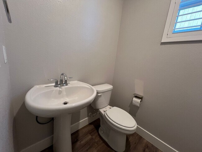 Building Photo - Beautiful Blackpines Community Three Bedroom